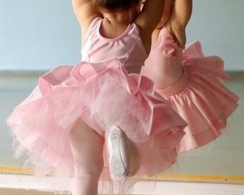 menina ballet perna levantada
